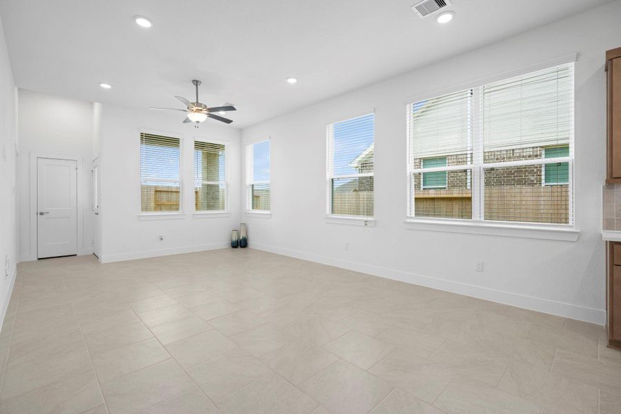 Spacious, unfurnished interior of a new home in Sunterra, Katy (Image 20).