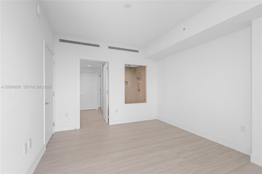 Spacious, unfurnished interior of a new home in One Park Tower, Miami (Image 24).