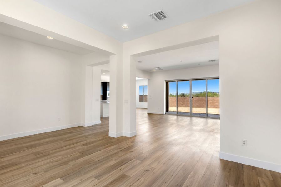 Spacious, unfurnished interior of a new home in Vistoso Canyon Estates, Oro Valley (Image 28).