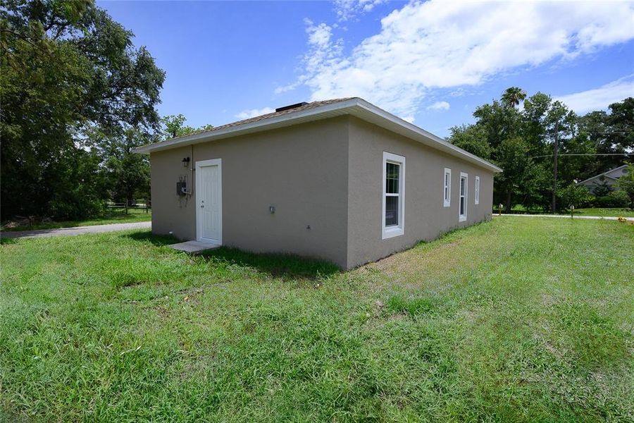 Exterior details and patio area of a home in , Orlando (Image 21).