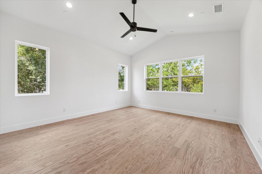 Spacious, unfurnished interior of a new home in , Bellaire (Image 29).