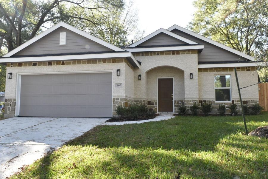 Front exterior of a new home in , Huntsville, TX, highlighting curb appeal (Image 1). Front exterior of a new home in , Huntsville, TX, highlighting curb appeal (Image 1).