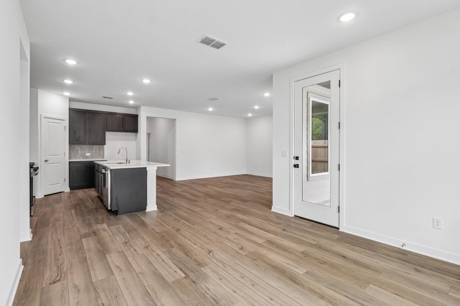 Spacious, unfurnished interior of a new home in Parkton Square, Kyle (Image 16).