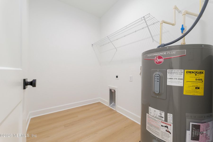 Spacious, unfurnished interior of a new home in , Middleburg (Image 17).