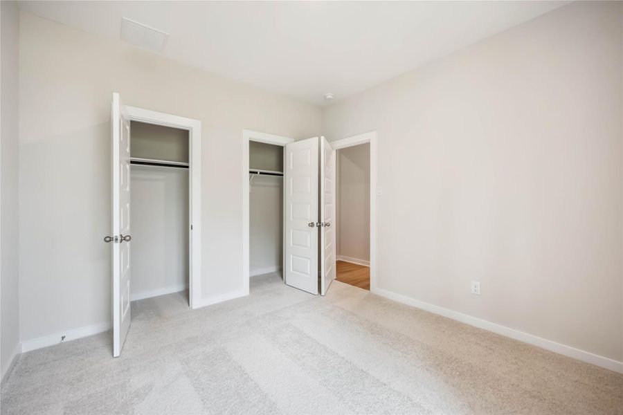 Spacious, unfurnished interior of a new home in Deer Pines, Conroe (Image 27).