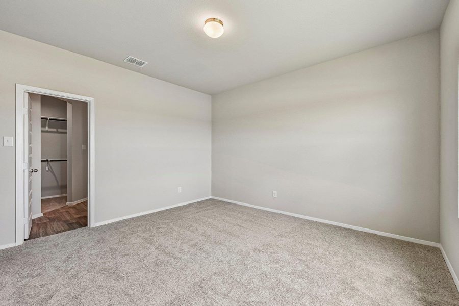 Spacious, unfurnished interior of a new home in Cloverleaf, Austin (Image 23).