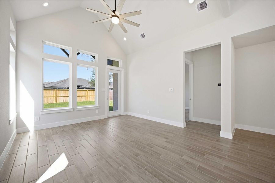 Spacious, unfurnished interior of a new home in Sienna, Missouri City (Image 11).