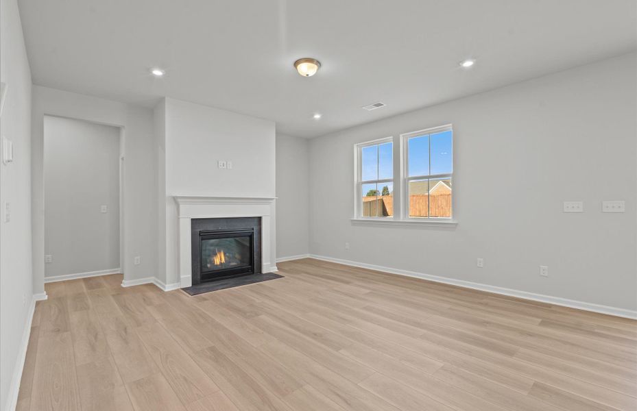 Spacious, unfurnished interior of a new home in Fox Hollow, Spartanburg (Image 33).