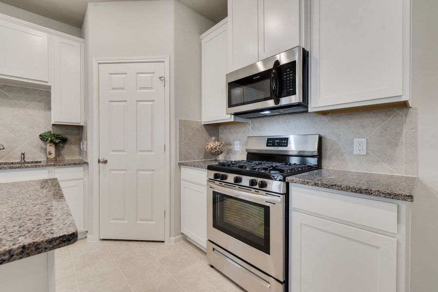 Representative furnished interior of a home built from the Floor Plan 1754 by Colina Homes in Grand Magnolia, Magnolia (Image 31). Representative furnished interior of a home built from the Floor Plan 1754 by Colina Homes in Grand Magnolia, Magnolia (Image 31).