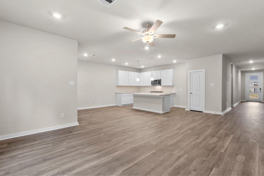 Spacious, unfurnished interior of a new home in Westridge Cove 40', Conroe (Image 13).