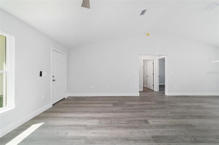 Spacious, unfurnished interior of a new home in , Dunnellon (Image 23).