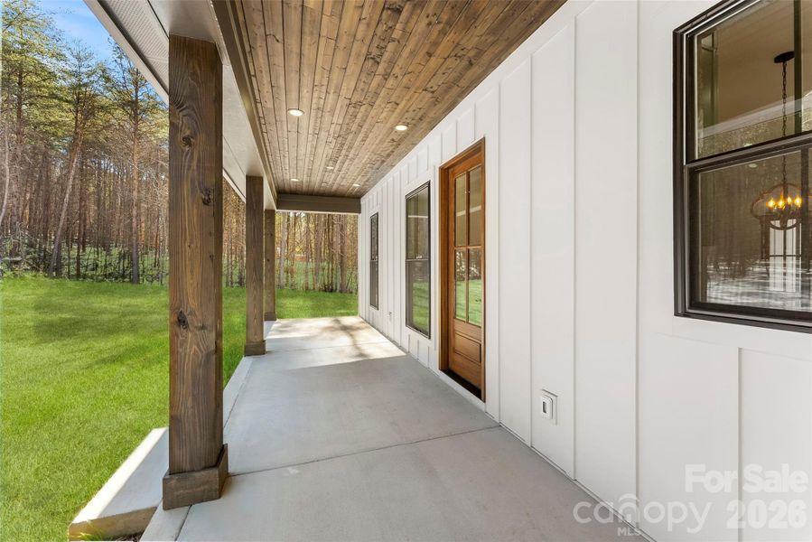 Exterior details and patio area of a home in , Kings Mountain (Image 3).