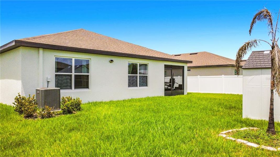 Exterior details and patio area of a home in , Winter Haven (Image 3).