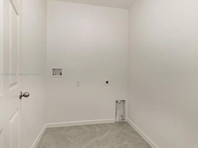 Spacious, unfurnished interior of a new home in , Fort Pierce (Image 6).