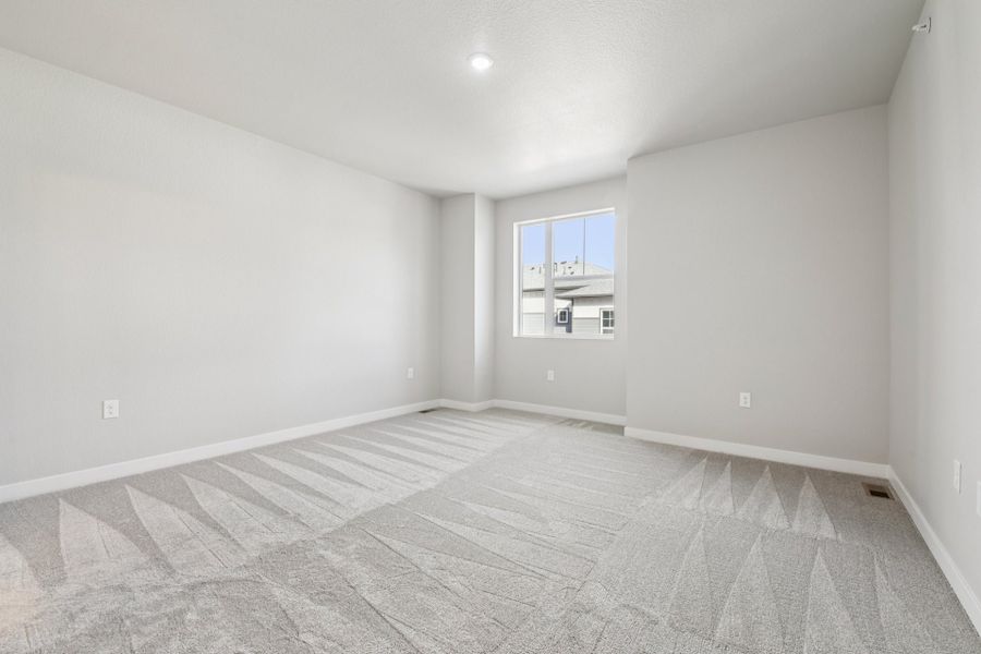 Spacious, unfurnished interior of a new home in Highlands at Fox Hill, Longmont (Image 13).