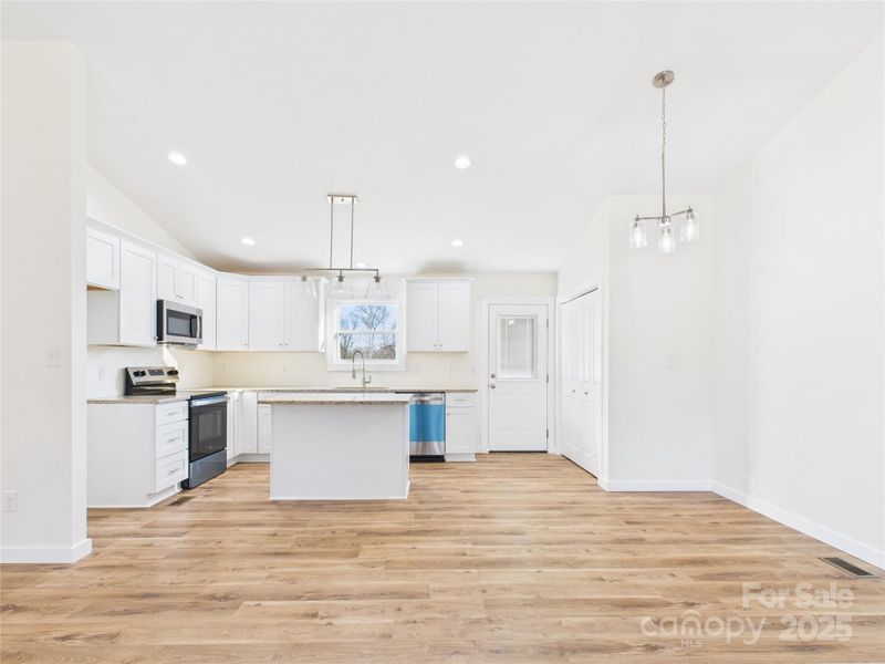 Spacious, unfurnished interior of a new home in , Hudson (Image 23).