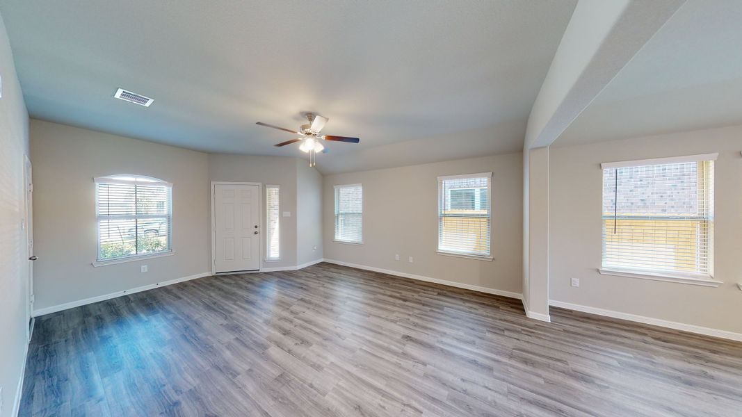 Representative unfurnished interior of a home built from the Floor Plan 1605 by Colina Homes in River Ranch, Dayton (Image 37).