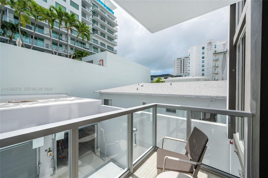 Condo located in Miami, FL showcasing its design and architecture (Image 3).