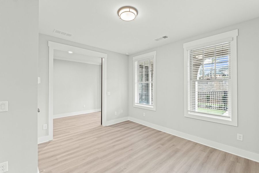 Spacious, unfurnished interior of a new home in Devin's Shire, Kennesaw (Image 9).