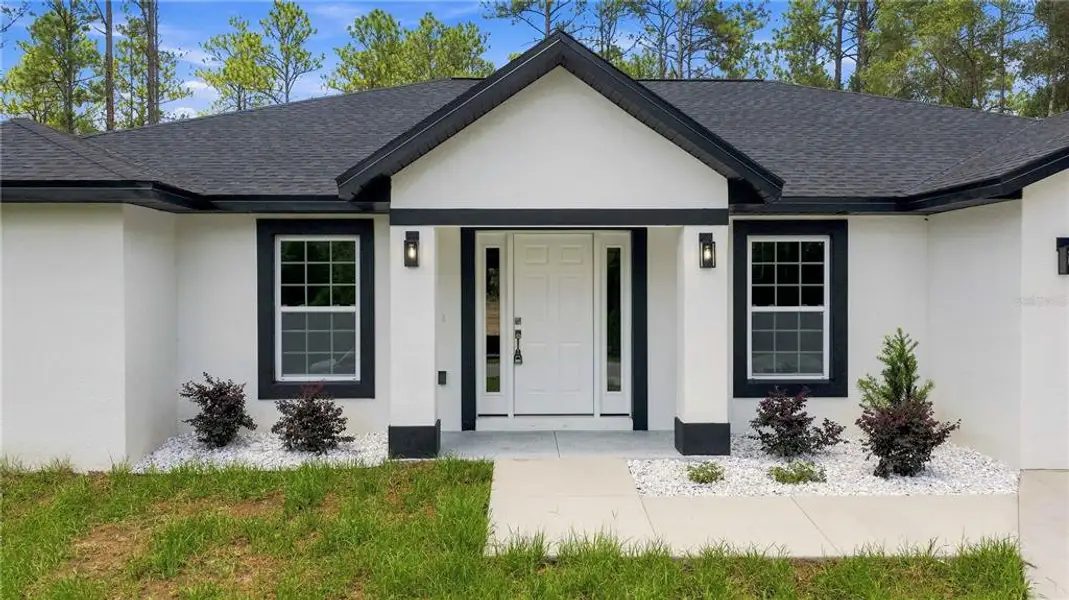 Exterior details and patio area of a home in , Dunnellon (Image 3). Exterior details and patio area of a home in , Dunnellon (Image 3).