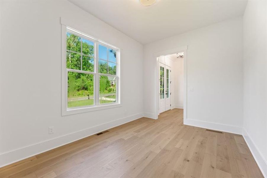 Spacious, unfurnished interior of a new home in White Post on Lake Lanier, Gainesville (Image 15).