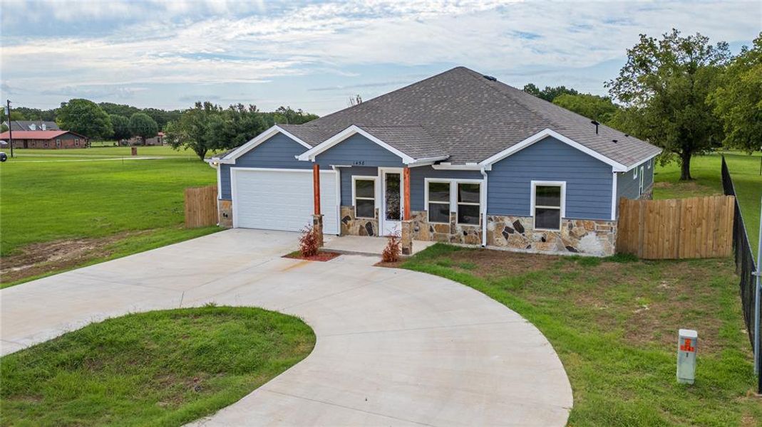 View of front facade with a garage and a front yard