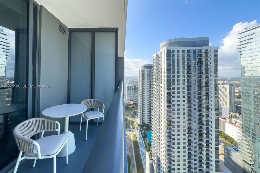 Condo located in Miami, FL showcasing its design and architecture (Image 33).