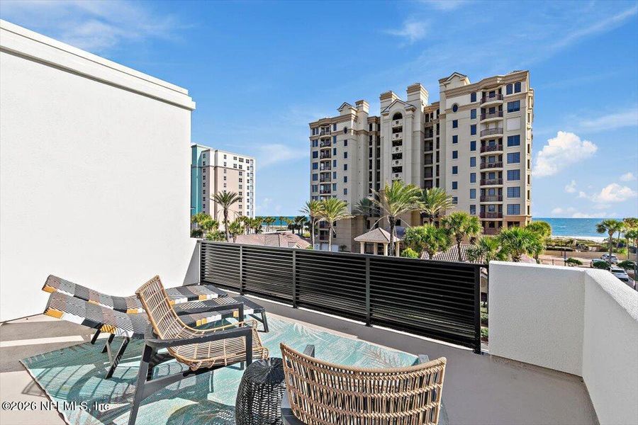 Condo located in Jacksonville Beach, FL showcasing its design and architecture (Image 28).