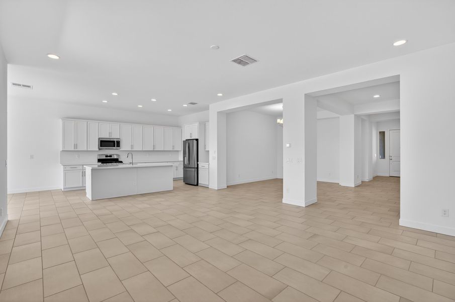 Spacious, unfurnished interior of a new home in Stonehaven, Glendale (Image 24).