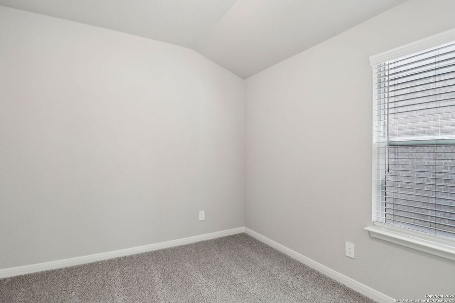 Spacious, unfurnished interior of a new home in Thomas Pond, San Antonio (Image 32).