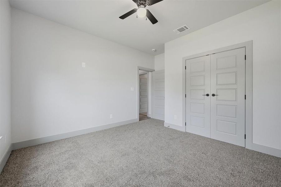 Spacious, unfurnished interior of a new home in , Sherman (Image 24).