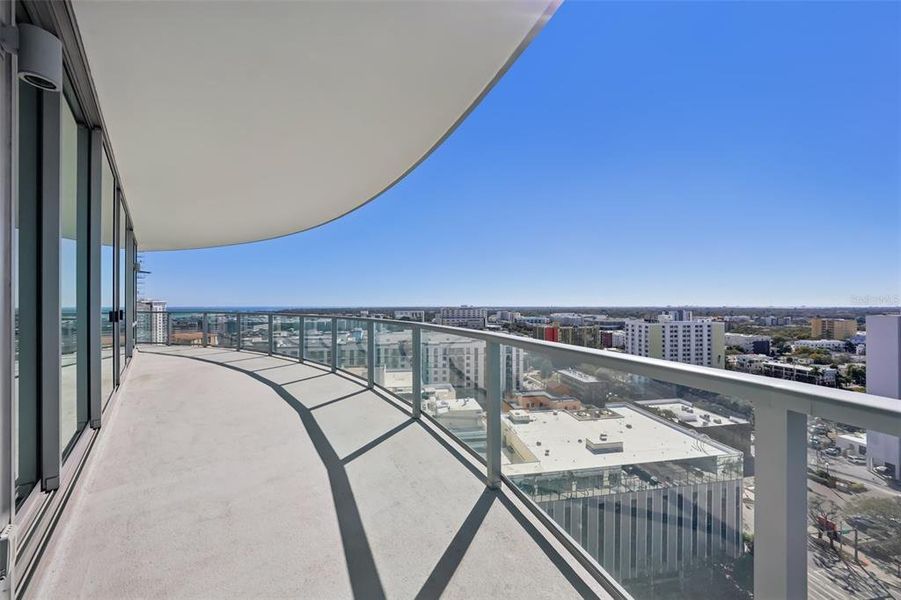 Condo located in St. Petersburg, FL showcasing its design and architecture (Image 35).