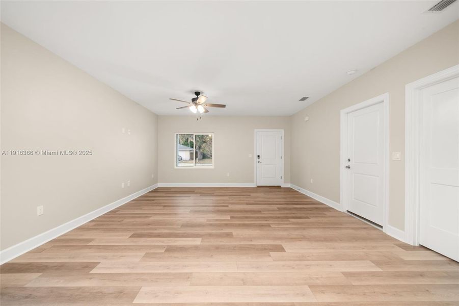 Spacious, unfurnished interior of a new home in , Sebring (Image 34).