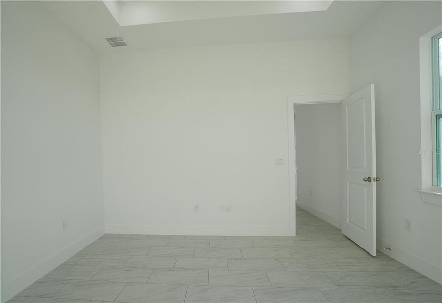 Spacious, unfurnished interior of a new home in , Placida (Image 39).