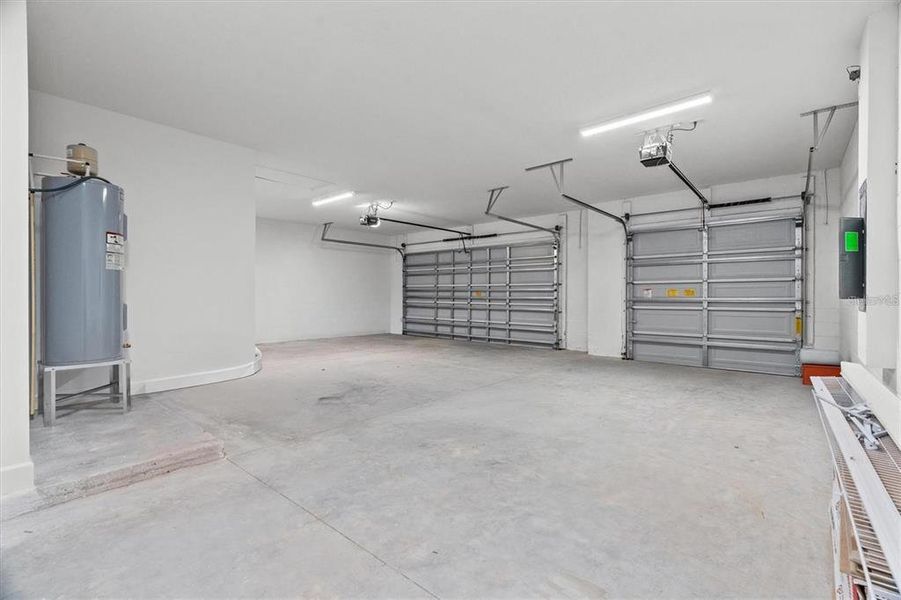 Spacious, unfurnished interior of a new home in , Orlando (Image 22).