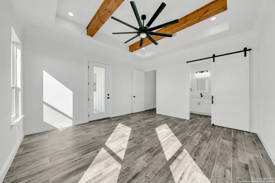 Spacious, unfurnished interior of a new home in , La Vernia (Image 44).