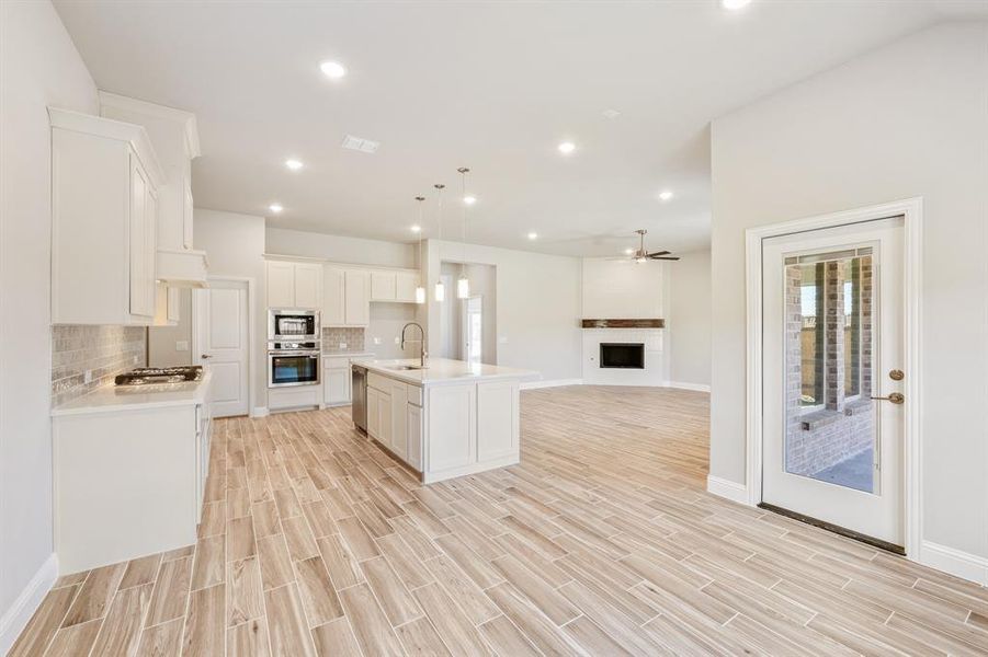 Furnished interior view inside a new home in Somerset, Venus (Image 17).