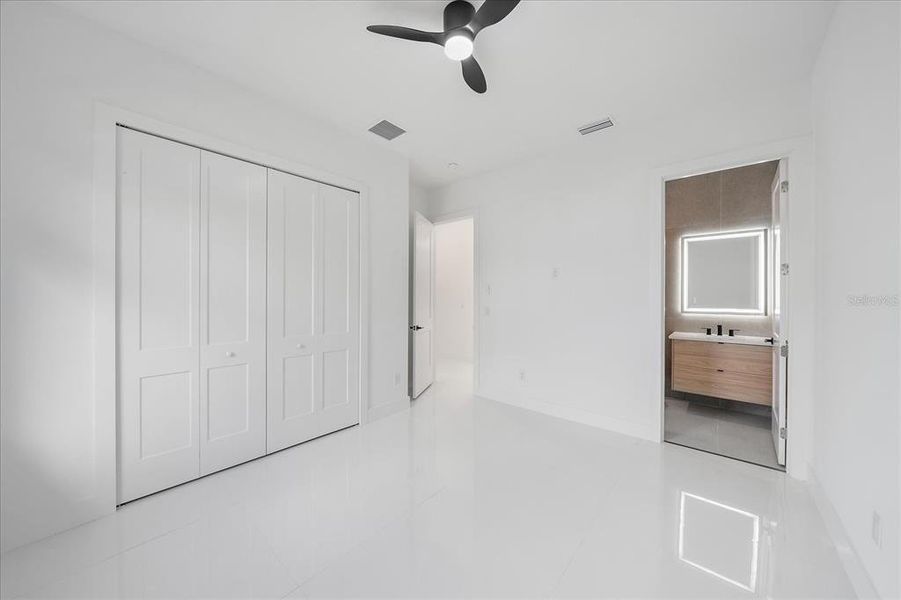Spacious, unfurnished interior of a new home in , Sarasota (Image 18).