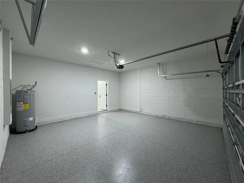 Spacious, unfurnished interior of a new home in , Citrus Springs (Image 14).