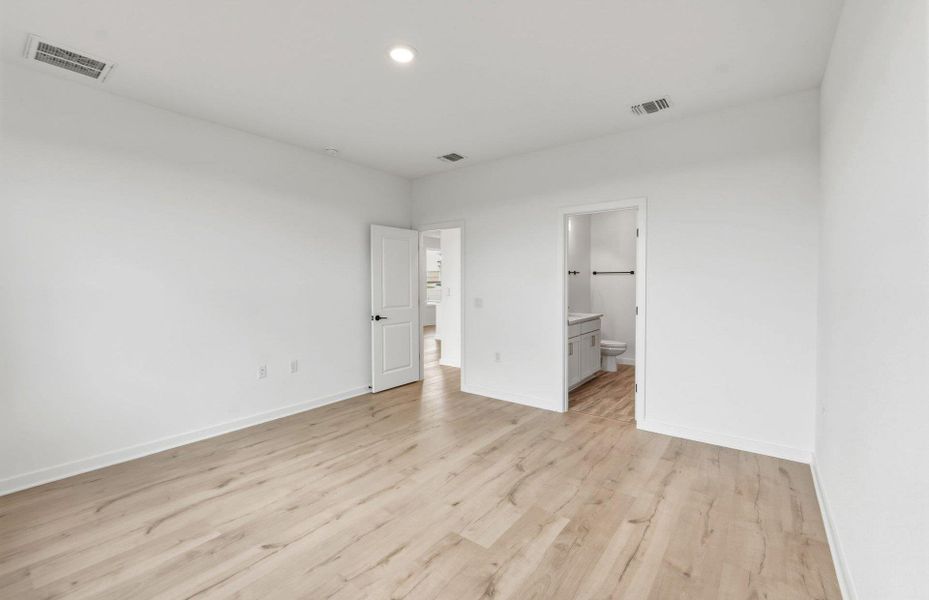 Spacious, unfurnished interior of a new home in Cameron Place, Manor (Image 21).