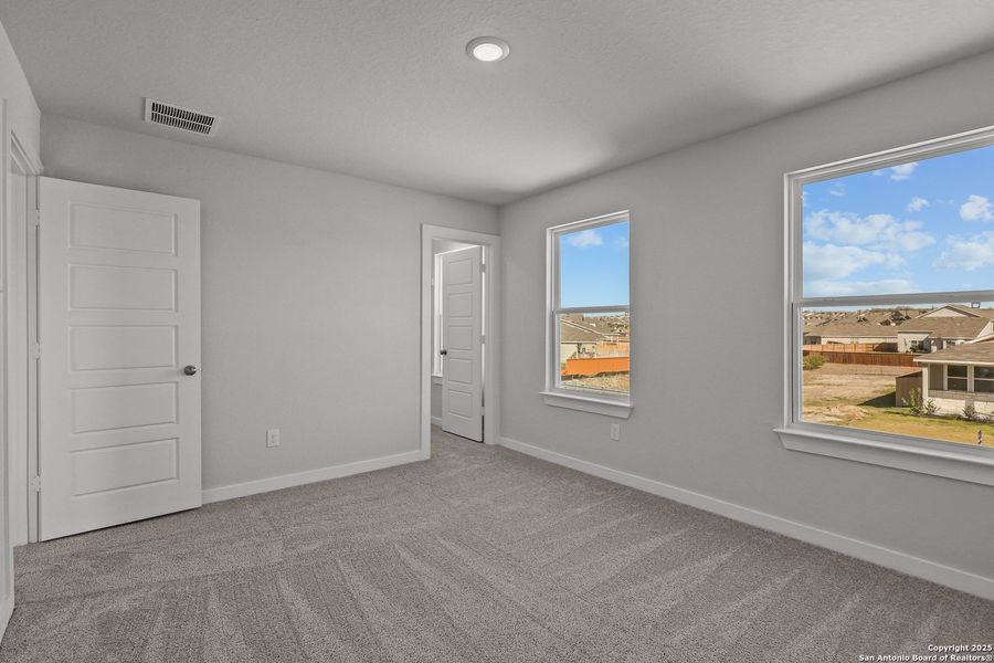 Spacious, unfurnished interior of a new home in Cinco Lakes, San Antonio (Image 32).