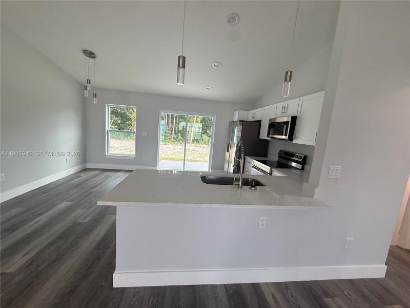 Spacious, unfurnished interior of a new home in , Dunnellon (Image 23).