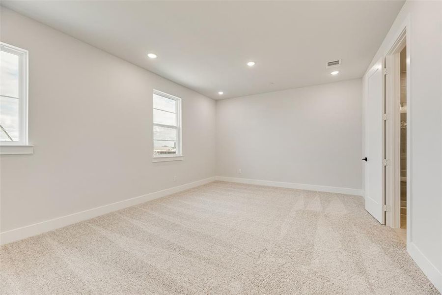 Spacious, unfurnished interior of a new home in Collin Creek, Plano (Image 16).