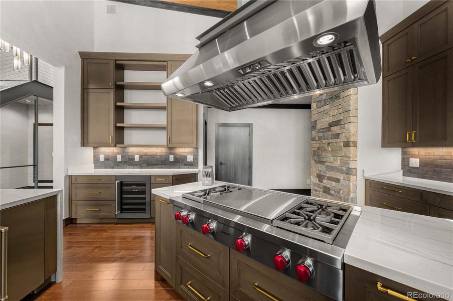 Wolf 8-burner stove with 24" griddle insert & CFM Hood Vent Wolf 8-burner stove with 24" griddle insert & CFM Hood Vent