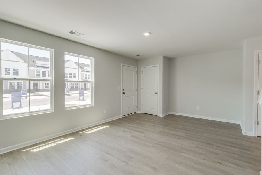 Spacious, unfurnished interior of a new home in Astoria, Columbia (Image 14).