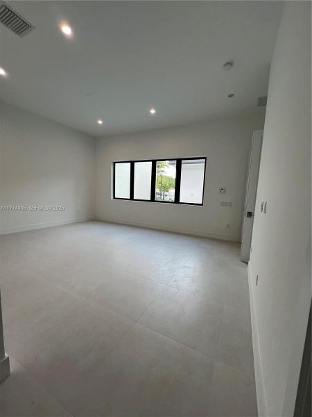 Spacious, unfurnished interior of a new home in , Hollywood (Image 30).