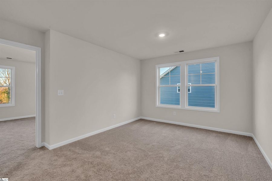 Spacious, unfurnished interior of a new home in Lynbrook, Boiling Springs (Image 17).