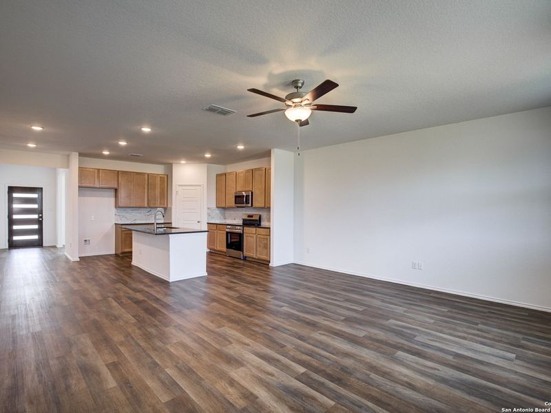 Spacious, unfurnished interior of a new home in Hannah Heights, Seguin (Image 21).