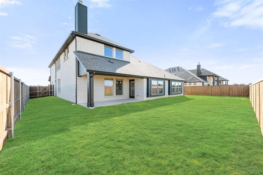 Exterior details and patio area of a home in Somerset, Venus (Image 3).