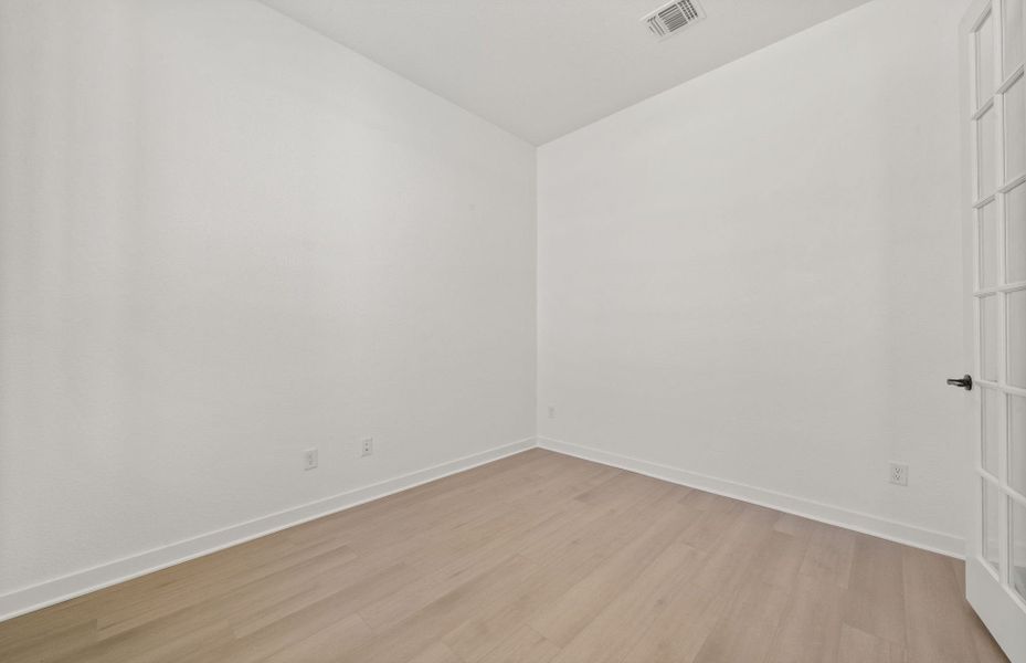 Spacious, unfurnished interior of a new home in 6 Creeks, Kyle (Image 46).